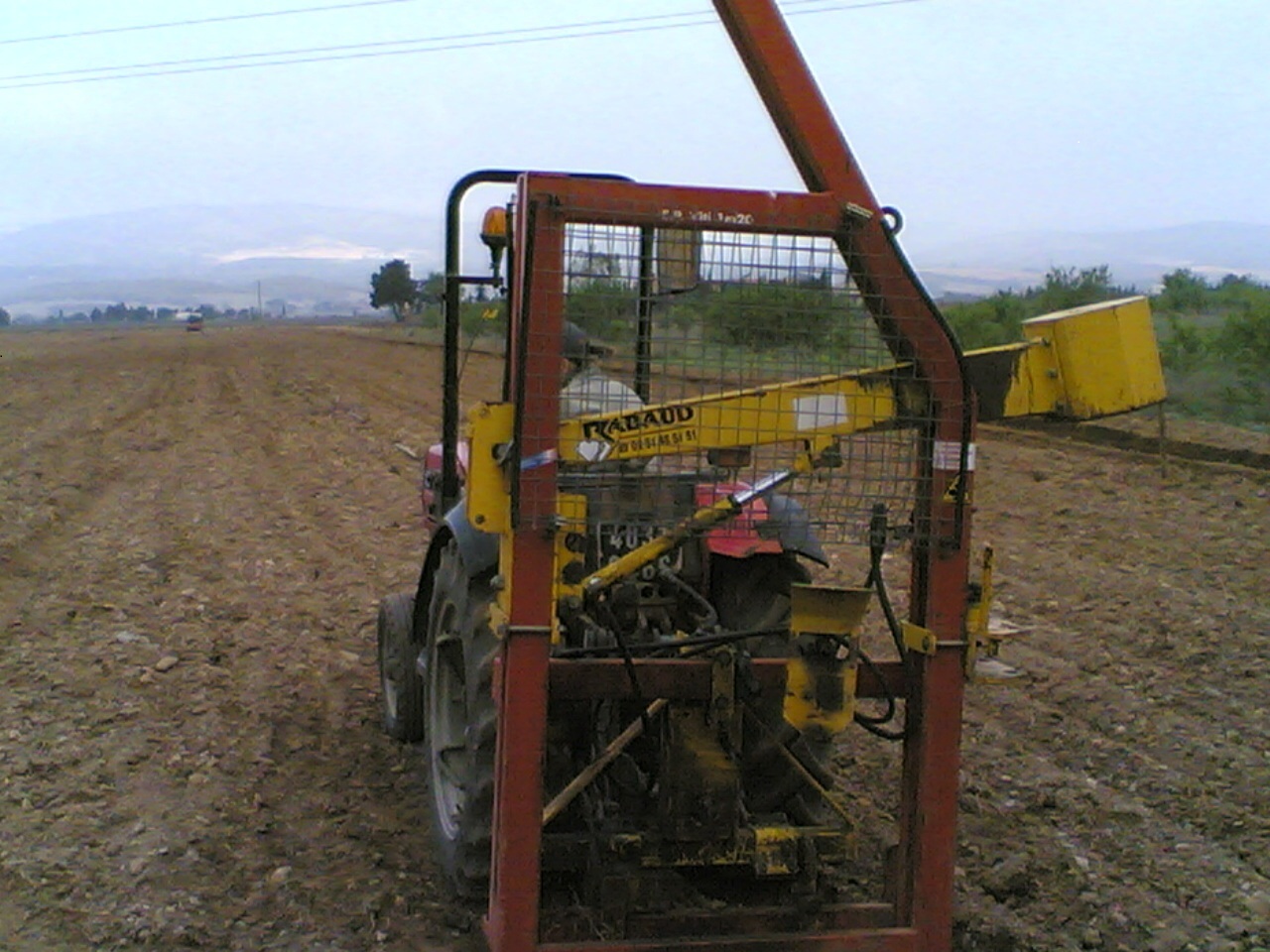 Delphine sur le tracteur